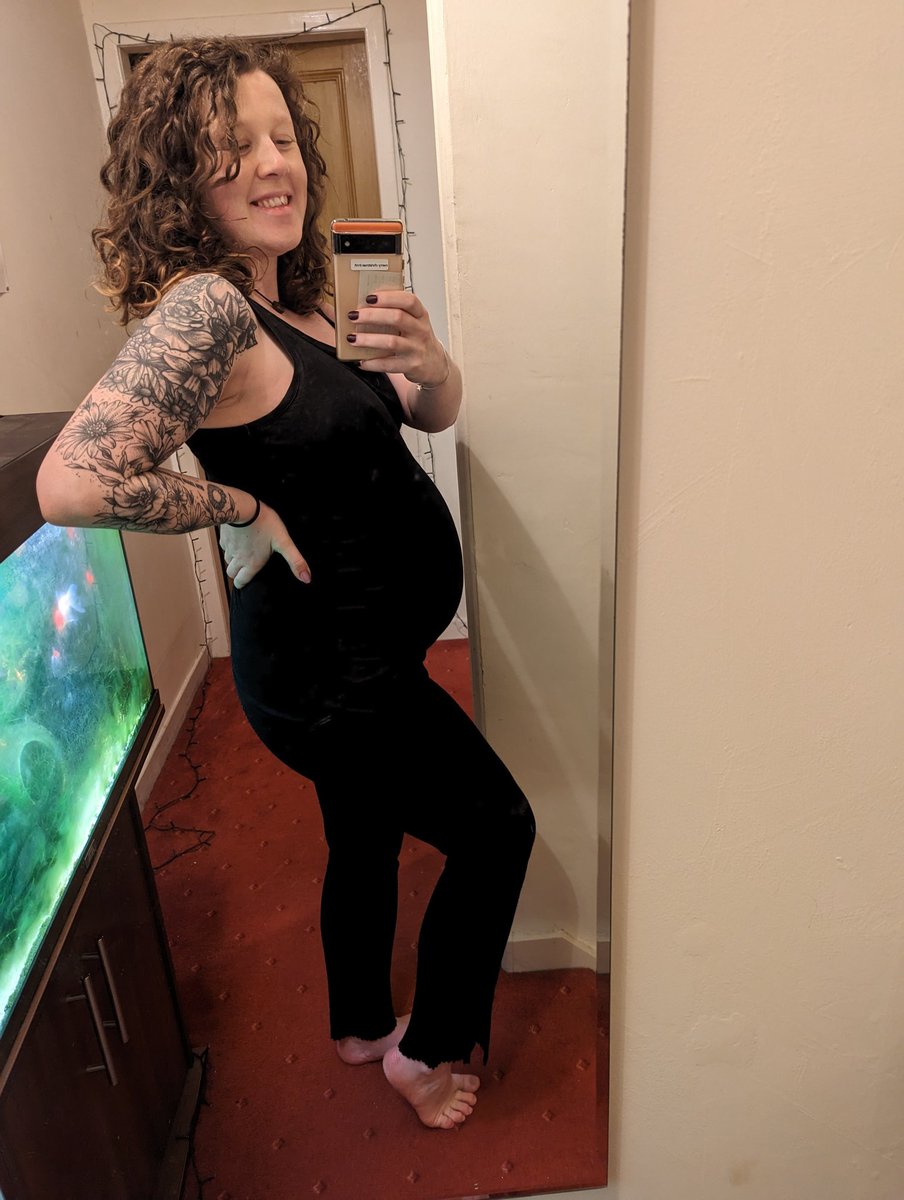 ZoeSpence92's tweet photo. Pregnancy is hard but it suits me so well https://t.co/ZapRtplTob