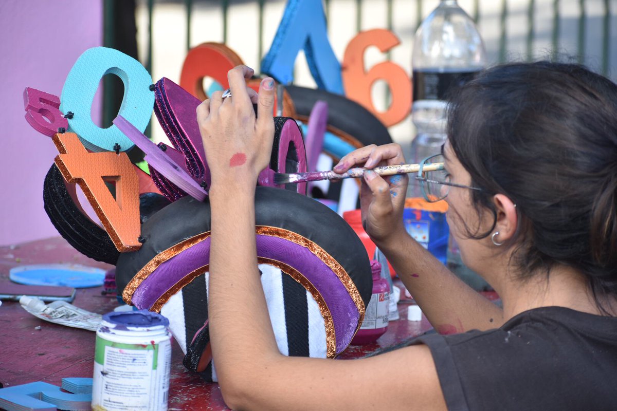 Esta noche acompañamos a nuestra murga amiga <a href="/los_pasteles/">Metele que son Pasteles</a> en su primera vuelta por el Teatro de Verano.

¡Viva la educación pública y la cultura popular!

#Fenapes60años