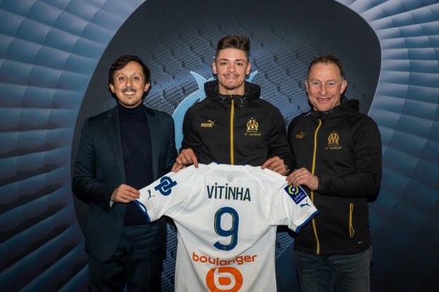 MCQofficiel's tweet photo. 🔥🔥

➖ 𝗩𝗶𝘁𝗶𝗻𝗵𝗮 🇵🇹 (22 ans, 30M€, attaquant)
➖ 𝗢𝘂𝗻𝗮𝗵𝗶 🇲🇦 (22 ans, 10M€, milieu)
➖ 𝗠𝗮𝗹𝗶𝗻𝗼𝘃𝘀𝗸𝘆𝗶 🇺🇦 (29 ans, prêt avec OA, milieu offensif)

Le #MercatOM de 𝗣𝗮𝗯𝗹𝗼 𝗟𝗼𝗻𝗴𝗼𝗿𝗶𝗮 en un mot, c'est... 

#TeamOM ⚪🔵 https://t.co/NNAYuqeZd5
