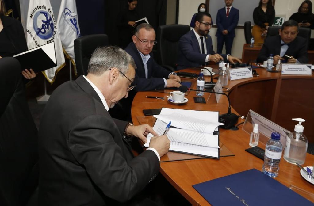 MinSaludGuate's tweet photo. #NoticiasMSPAS | Firman convenio de cooperación para fortalecen  acciones relacionadas con precursores y sustancias químicas. Conozca los detalles aquí: https://t.co/1C9Q3j4293 https://t.co/5wPSghslsk