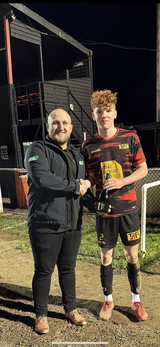 tringathletic's tweet photo. Mom @EliHearn @reece_bartlett3 @AdhesivesLtd 🔴⚫️🔴⚫️🔴 https://t.co/nsFMs6H9ZV