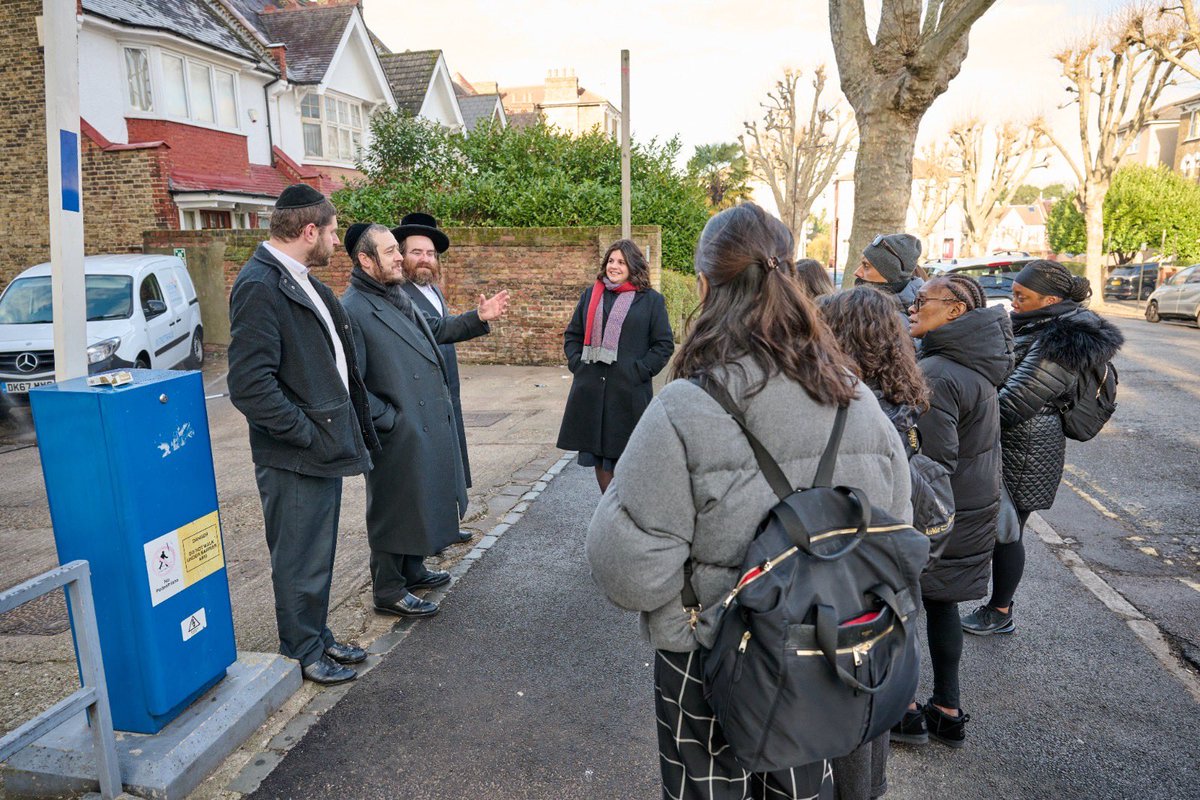 We were pleased to show @Hackneycouncil's Outreach Team around our ambulances and demonstrate how we respond to emergency calls. Proud to serve the #Hackney #community.