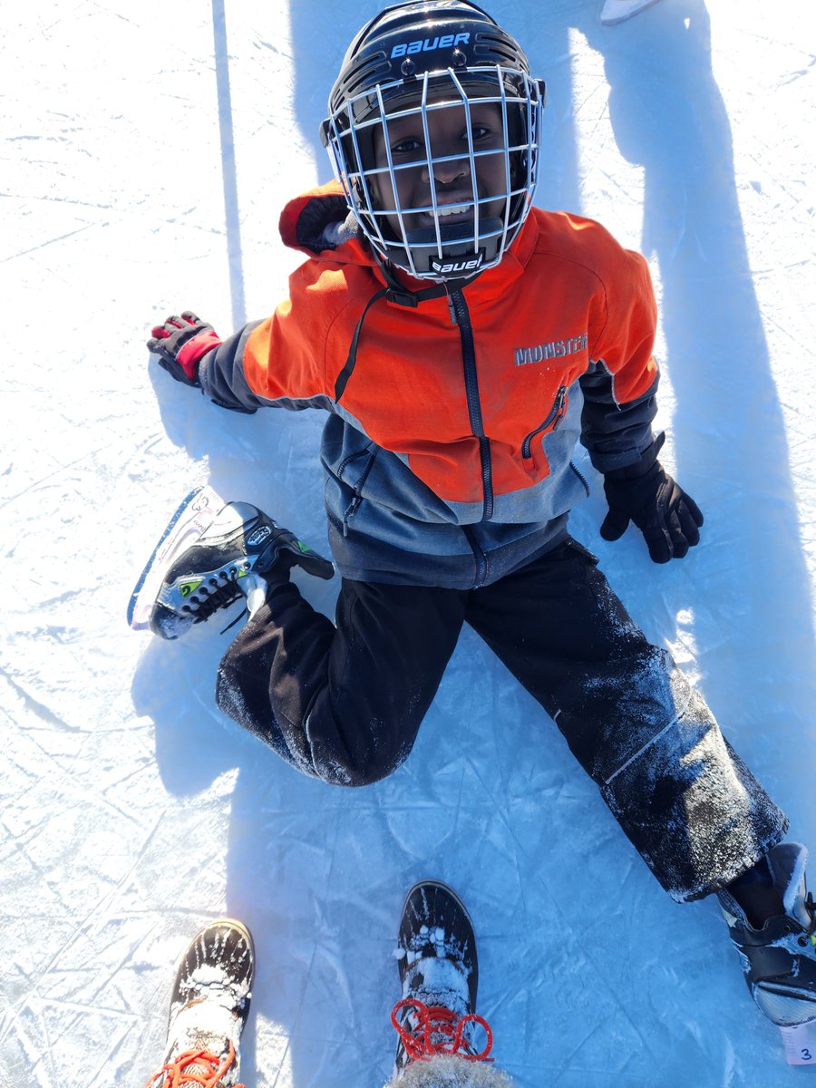 Lots of smiles and friends helping friends on the rink today! Thankful for @WeybridgeOdr and the absolutely perfect weather! 🌞 #ocsbJoy #ocsbBeCommunity