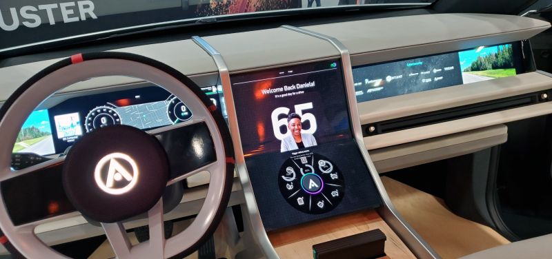 mia_jp's tweet photo. iNAGO の2023 CES 向けてカスタマイズしたProjectArrow アシスタントは以下の機能を備えています。
・Project Arrowの車両とサービスに関するQ&amp;Aの実施
・ 制御車両機能
・ コネクテッドインフォテインメントサービスの提供
・ナビゲーション用のLBS-SDKと統合
詳細情報: https://t.co/ZtTCFe2tIf https://t.co/m0HrMbwx5U