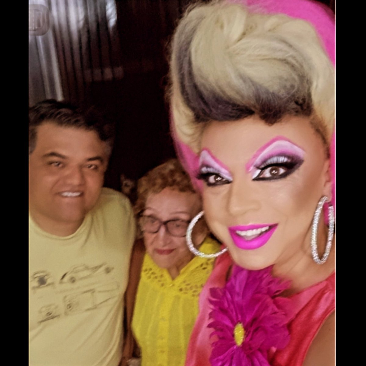 📚 FELICIDADE ao lado do marido @falecomchefcarlito e Dona Branquinha com sua linda blusa amarela.
Drag queen TchaKa 

Partimos para o lançamento do livro 'Diverso Somos Todos' do escritor @reinaldo.bulgarelli @martinsfontespaulista @aberje