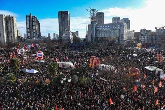 luca_cangemi's tweet photo. In piazza in 500'000  a #Parigi e quasi 3 milioni in #Francia. Altre 2 giornate di #sciopero il 7 e l'11 Febbraio per battere la controriforma delle #pensioni di @EmmanuelMacron (foto e info da @lbattisti80).
#ReformeDesRetraites #greve31janvier #Macron #Francia @lacgtcommunique https://t.co/YOamE893TA