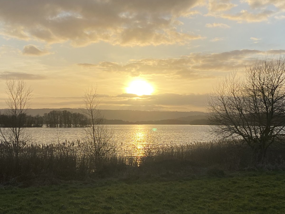 This one’s for Chris n June, Chew Valley lake today at sunset. Gotta luv the West Country.
Ooh Aar The Twerzels.