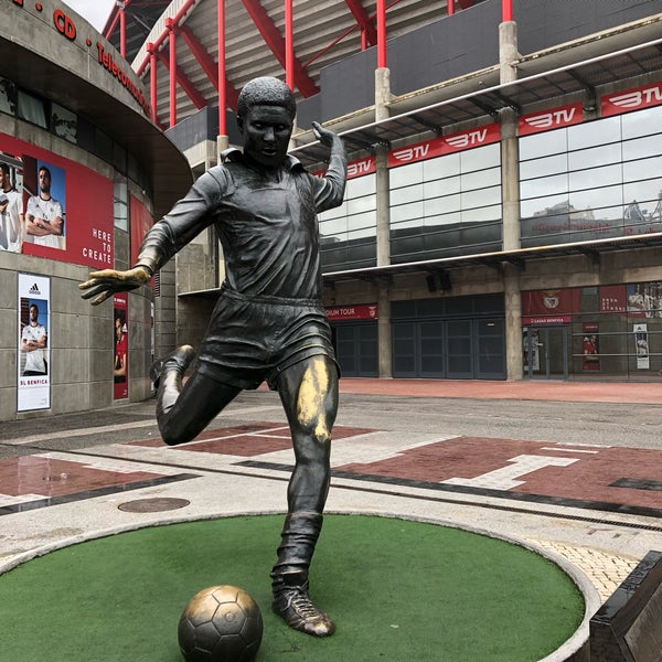"Não há muitos jogadores que tenham dado mais ao Benfica do que o que o Benfica lhes tenha dado a eles, e a esses fazemos uma estátua no nosso estádio. É por isso que só lá está uma."