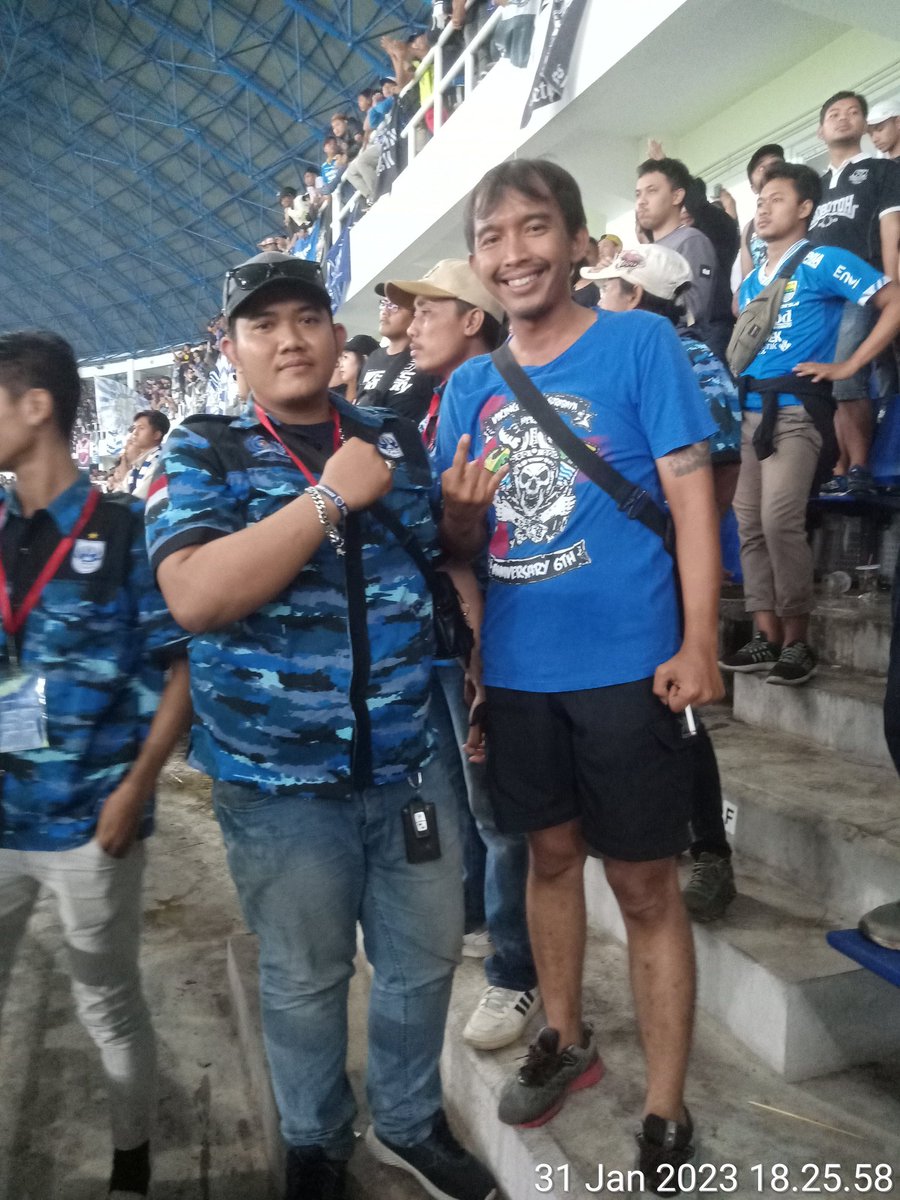 vikingcepu's tweet photo. Terimakasih Semarang, @persib bikin betah di pucuk , dingin weer 🤢 https://t.co/MNLFKAFLjN