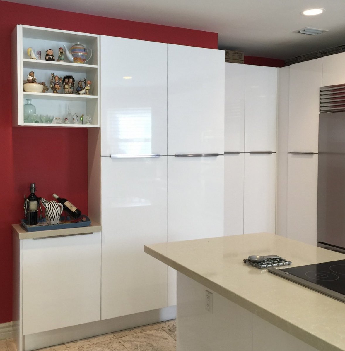 🖤We love contemporary #kitchens clean design lines #pantry #wall #storage #brickell #miamikitchen #madeinitaly #kitchendesign @subzeroandwolf @thermadorhome @miele_com @mieleusa @frankehomesolutions.na #custom #countertops #quartz @compacsurfaces #organization #groupeuroprojects