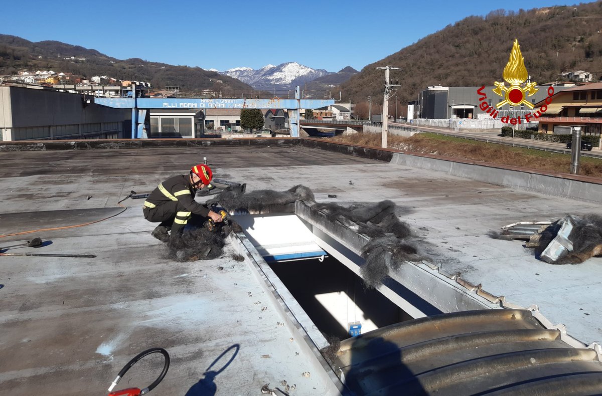 vvfveneto's tweet photo. #31gennaio #Chiampo(VI), incendio del lucernario di un capannone durante il lavori di posa della guaina. #Intervento dei #vigilidelfuoco per la messa in sicurezza del luogo invaso dal fumo, le fiamme spente con degli estintori dagli stessi operai #soccorsiquotidiani https://t.co/mZDY5TmDhZ
