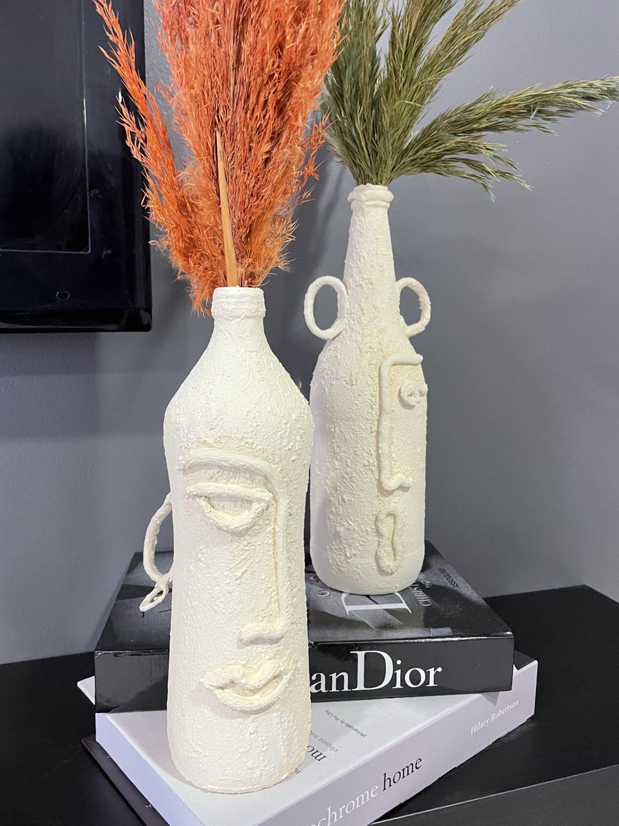 Boş şişeleri artık atmak yerine birbirinden güzel vazolar yapabilirsiniz! Bu güzel vazoların yapılış videosu yarın kanalımızda✨