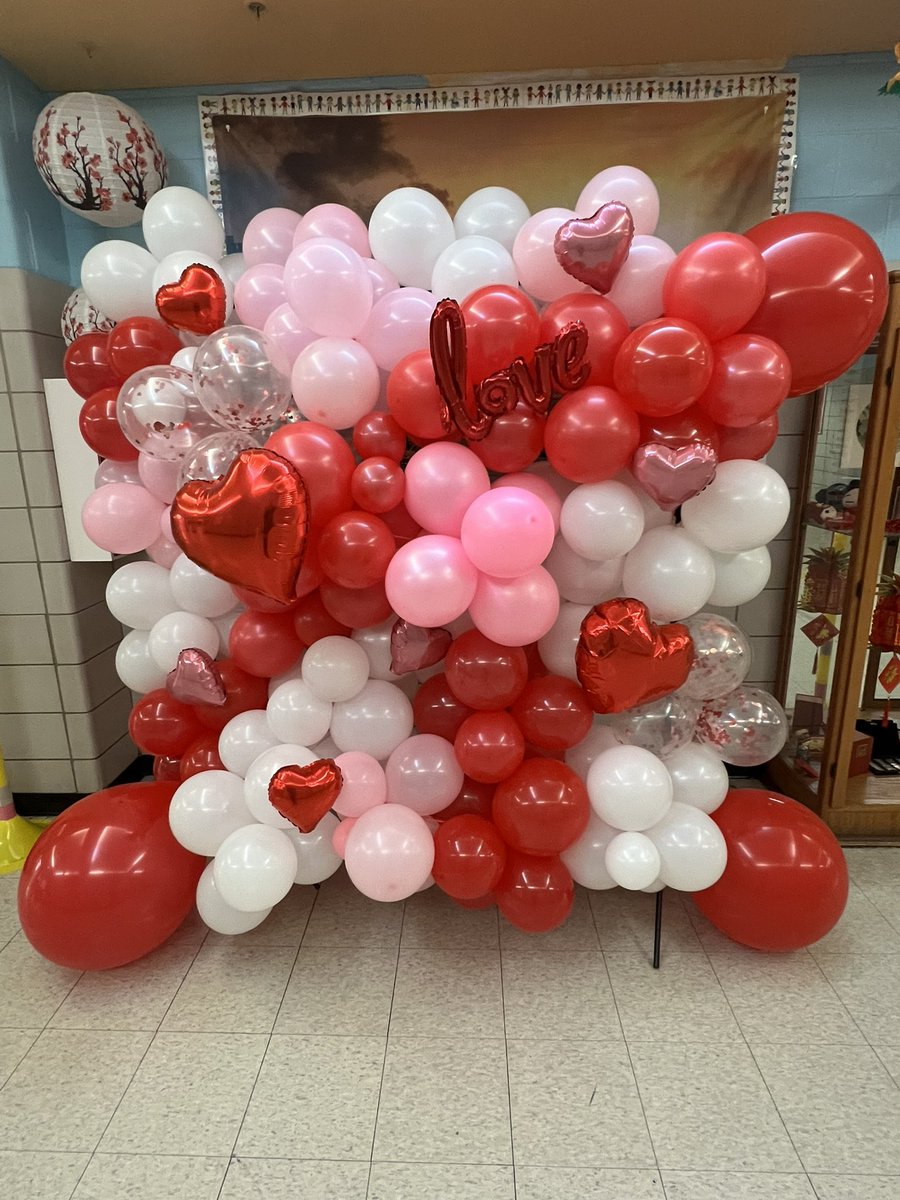 MrBretWoodley's tweet photo. Big thank you to FLICS families for pitching in to get this beautiful decoration in place! #weareFLICS https://t.co/nD0kfbjuky