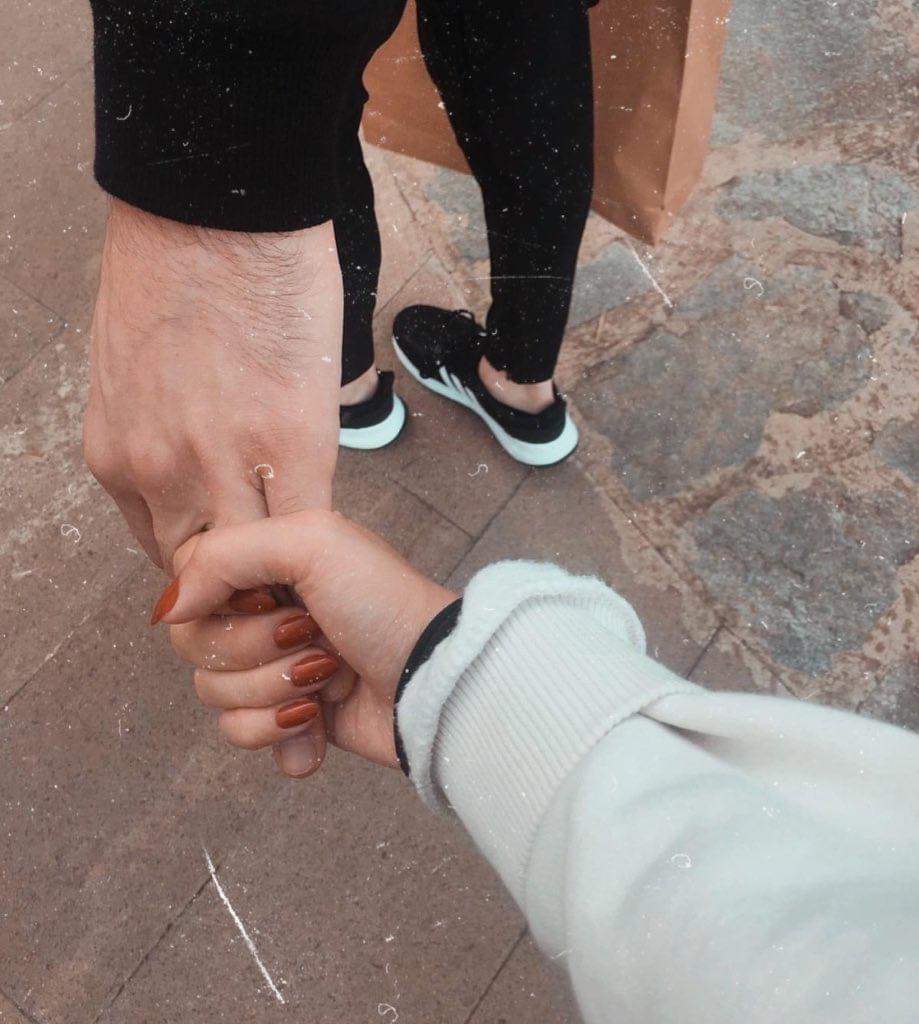 يُقال :
ستقابل في حياتك شخصاً واحداً سيحبك كما تمنيت 🖤