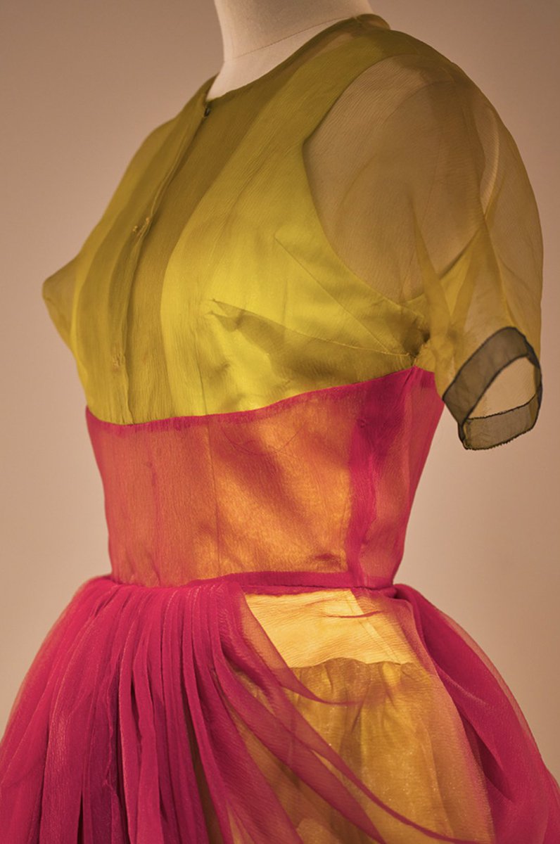 Rhubarb and custard couture style, colours that clash brilliantly in layered silk organdy, the sheer layers overlapping and building new shades. It is a late #1950s Mme Grès design, part of the exhibition Madame Grès: The Art if Draping @SCADFASH #fashionexhibition