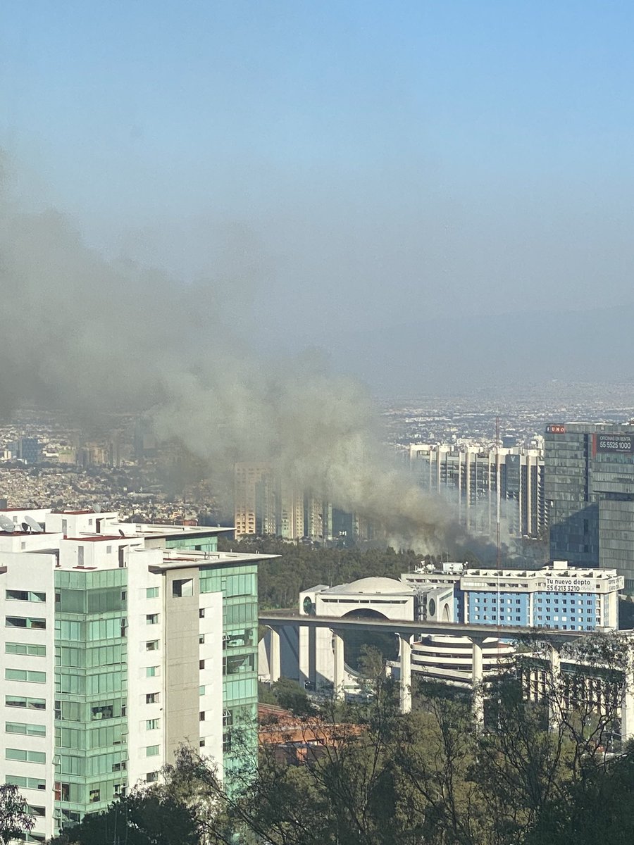NicoleYaez's tweet photo. Se esta expandiendo rápido el fuego en Santa Fé @C5_CDMX @Claudiashein @AlcCuajimalpa @lopezdoriga https://t.co/wYzKIH1wLc