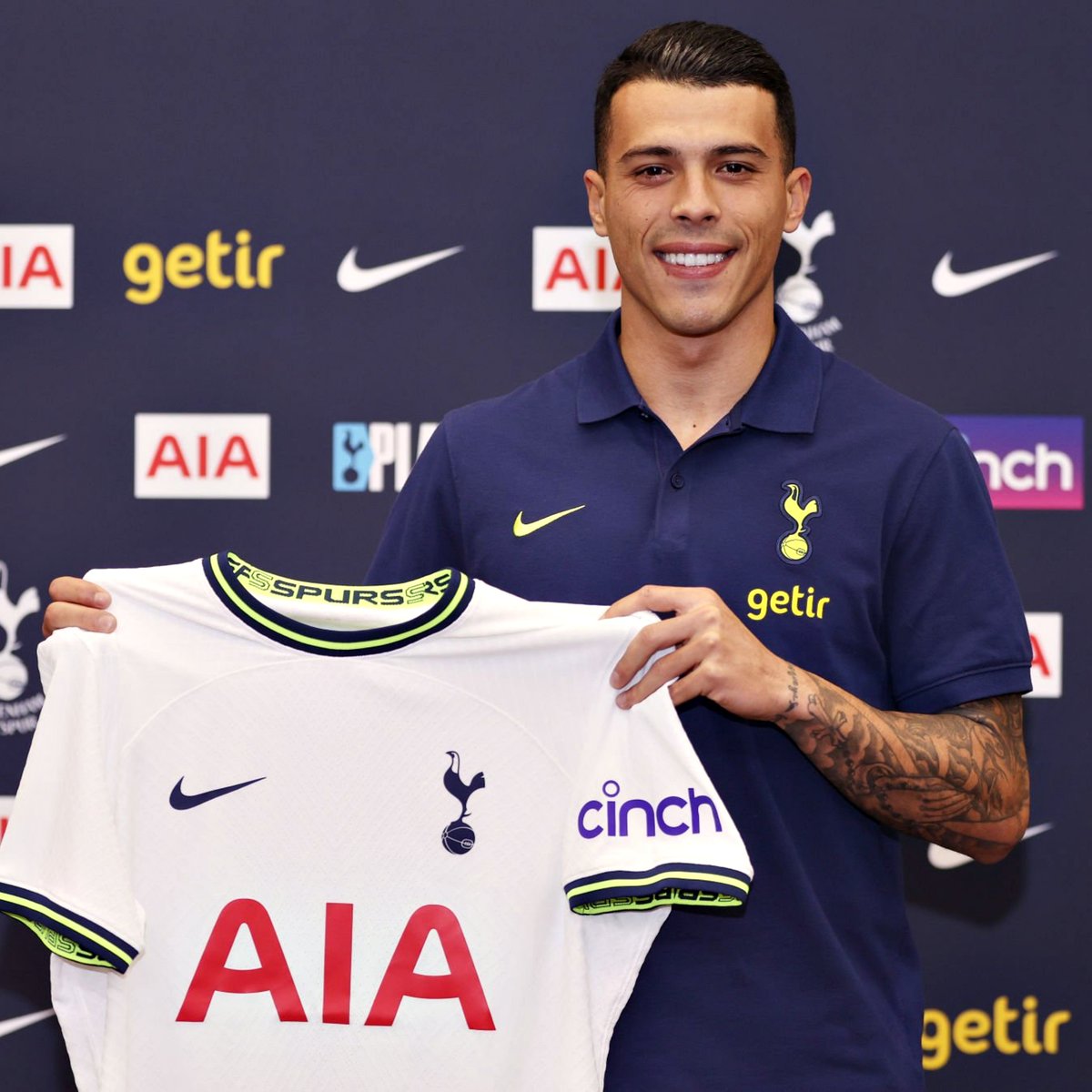B24PT's tweet photo. Porro é oficialmente jogador do Tottenham ⚪ https://t.co/o5GlAVudal