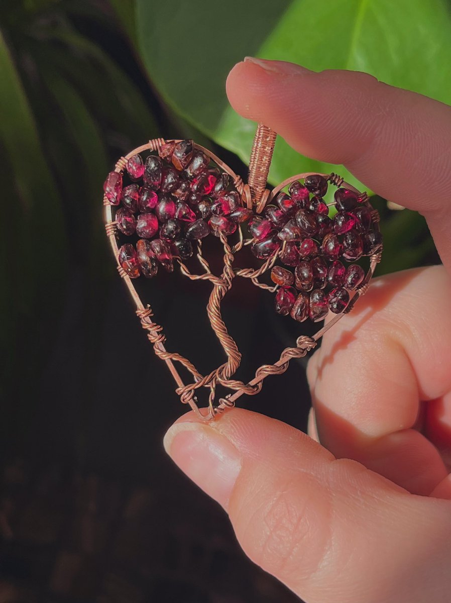 Garnet tree of life heart pendant 🥀
Dm to obtain