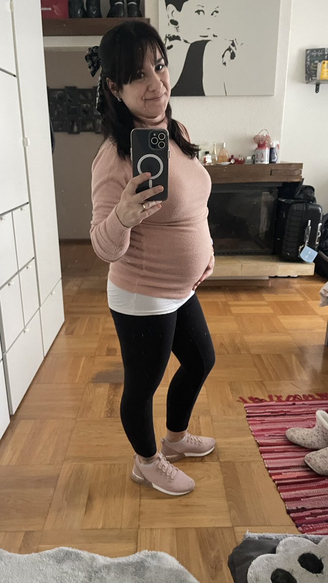 Moro3112's tweet photo. Situación de hoy “ Amiga pásame foto “…(foto). “ Ay no ! Pobre que hinchada estás “ .  Respuesta: “ Es que hace casi 6 meses que no voy al baño” 🤦🏻‍♀️🤷🏻‍♀️🤣. ( Se dice el pecado… pero no te voy a prender fuego tranqui😜). https://t.co/MZc7dxIHPd