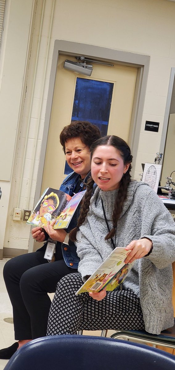 El Dr. Becky Schou y la Sra.  Eva Fialkowski leyeron "Feliz por dentro" a los ninos en el evento "Tertulia" en La escuela primaria de Lexington Park.