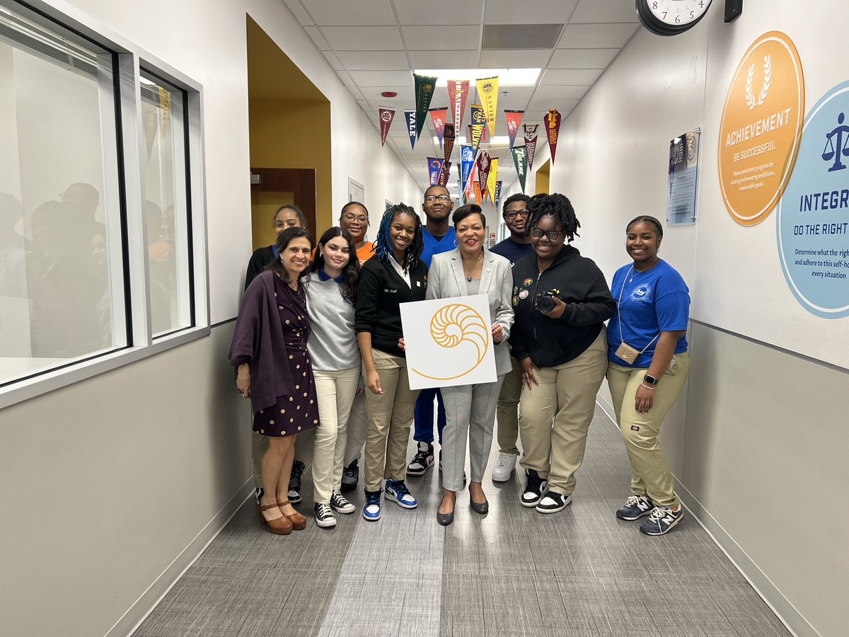 mayorcantrell's tweet photo. Today I visited the New Orleans Charter Science & Math High School (Sci-High) where I was led by students on a tour of their state-of-the art facilities.
Our scholars shared with me their core pillars of achievement, integrity, perseverance, critical thinking and
1/3 https://t.co/TnNGh06D46