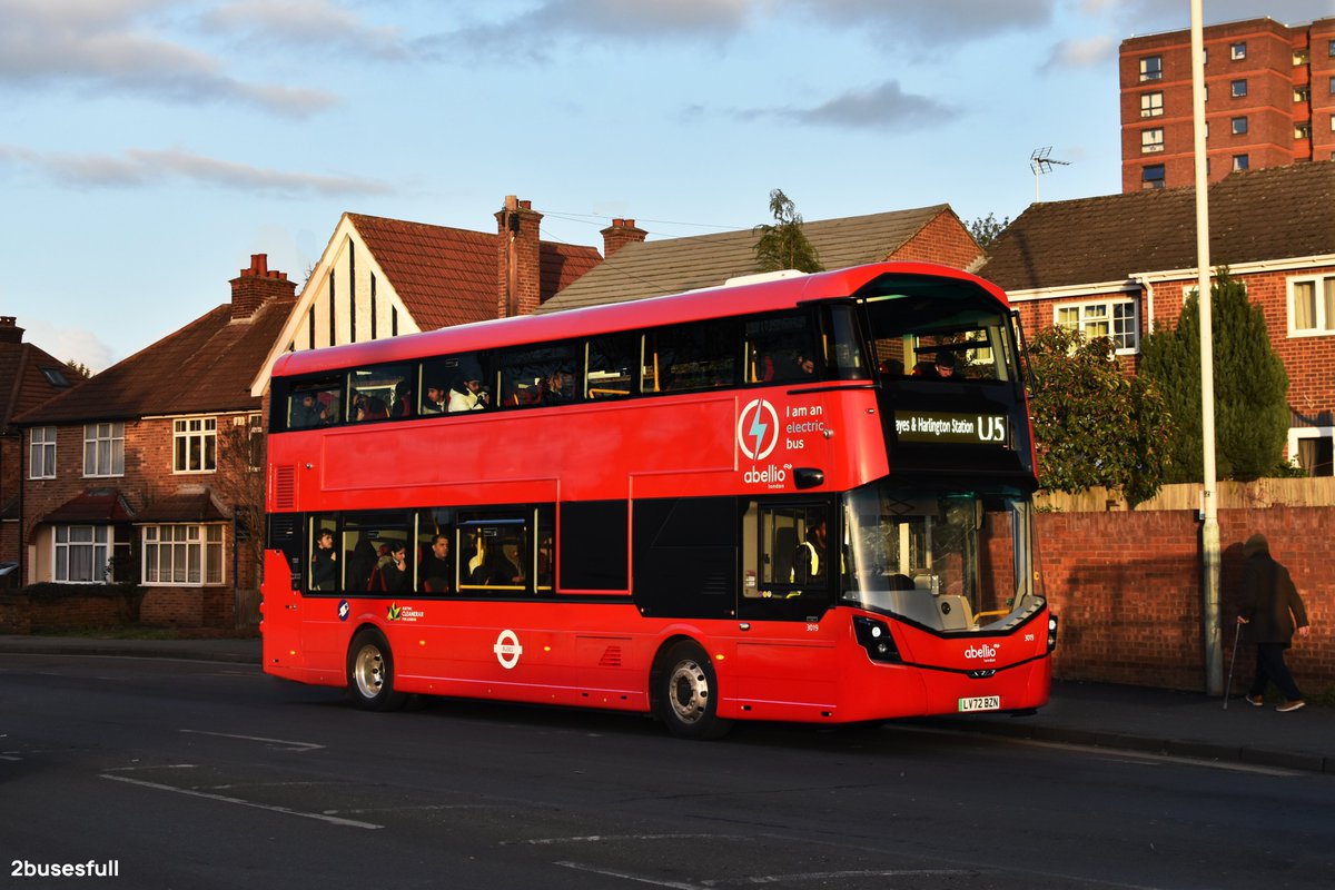 flic.kr/p/2oexzJ2 3019, London's first non-demonstrator @Wright_bus Electroliner, makes its debut on the U5 with @AbellioLondon, seen in the late evening sun in Uxbridge.