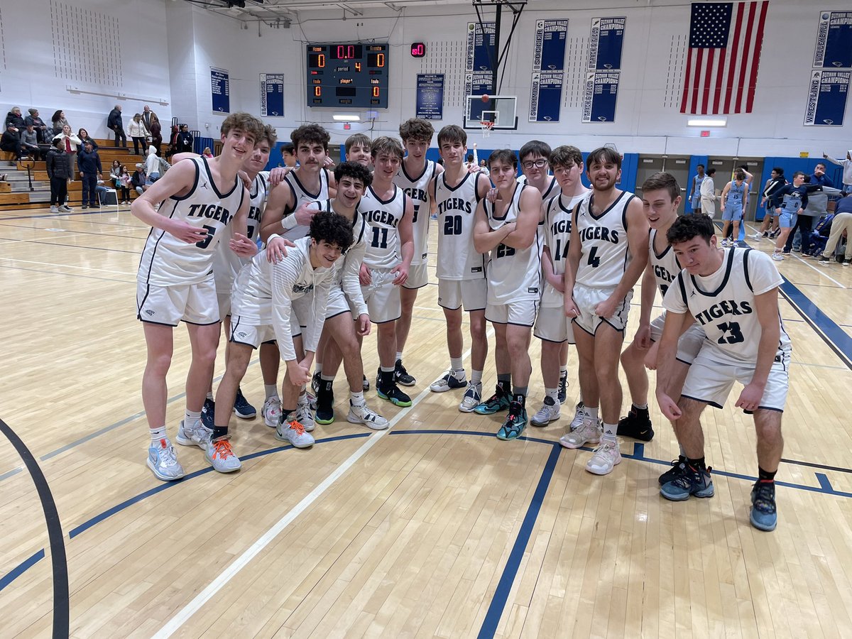WestlakeAD_'s tweet photo. Sean Holzman with the buzzer beater to win 52-51 over JJEF

@PV_Ball @lohudhoopsmbd @KDJmedia1 @pvhs_athletics_ https://t.co/BATNXHyMLr