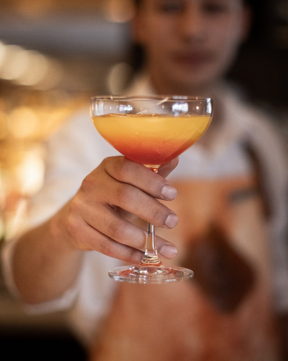 Enjoy a cocktail and a pleasant night in our bar at #LaBiblioteca restaurant. 
A great place with a delicious drink! 🍸 ✨#FSBogota #FourSeasons 
.
.
#Restaurant #Hotel #Bogotá