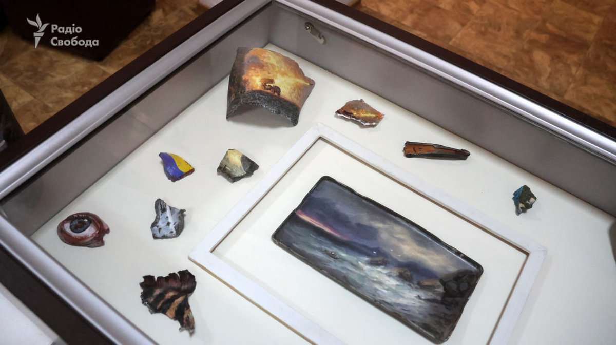 besstrasnij1's tweet photo. Vadim Mitkov painter who draws on fragments of russian rockets shells and bomb remnants
#UkraineWar #UkraineWillWin #UkraineUnderAttack #UnbreakableUkrainians #Art #ArtInUkraine #UkrainianArt #War #War2023 #PrayForUkraine #painter #paintings #russiaisateroriststate https://t.co/asyiwlafdA