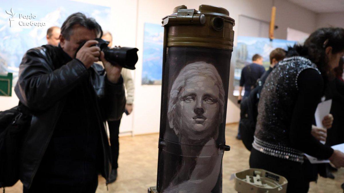 besstrasnij1's tweet photo. Vadim Mitkov painter who draws on fragments of russian rockets shells and bomb remnants
#UkraineWar #UkraineWillWin #UkraineUnderAttack #UnbreakableUkrainians #Art #ArtInUkraine #UkrainianArt #War #War2023 #PrayForUkraine #painter #paintings #russiaisateroriststate https://t.co/asyiwlafdA