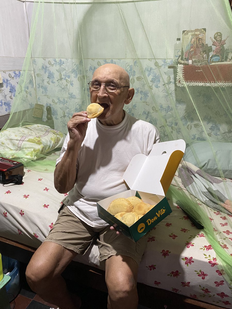 Se acuerdan de este tweet? Bueno 🤗 <a href="/DonVitoPY/">Don Vito</a> se comunicó con nosotros y le entrego un regalo a mi abuelito por ser tan fan. Le hicieron feliz a él y por eso para mi hoy son lo más 😍