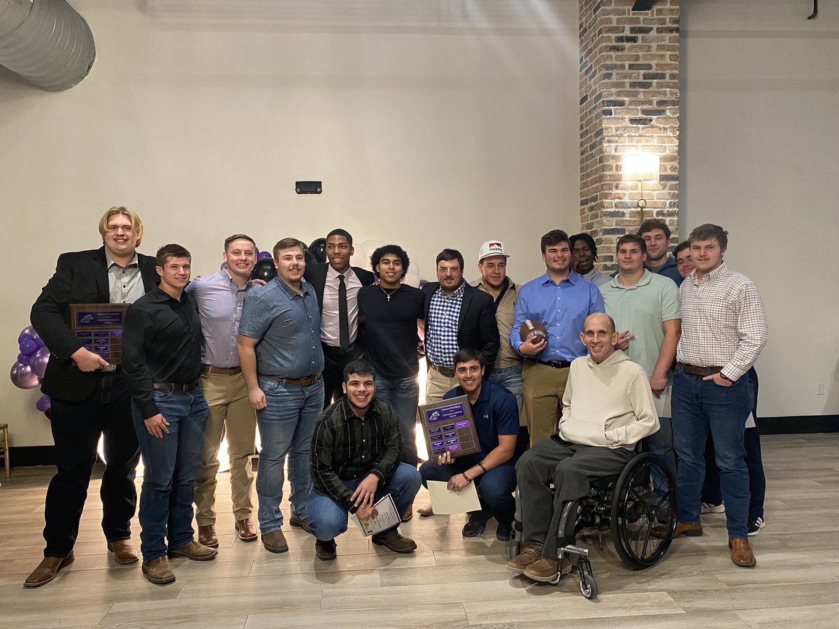 hsherman02's tweet photo. Closing a chapter has never been more bittersweet. Love these boys, these coaches @CoachKyleWalsh @Singletary_28, this team, this program. Proud to be a Cougar Football mom! #61 #OLPride #brotherhood #culturematters #cshscougars #cougarpride https://t.co/erjzmFi4BC