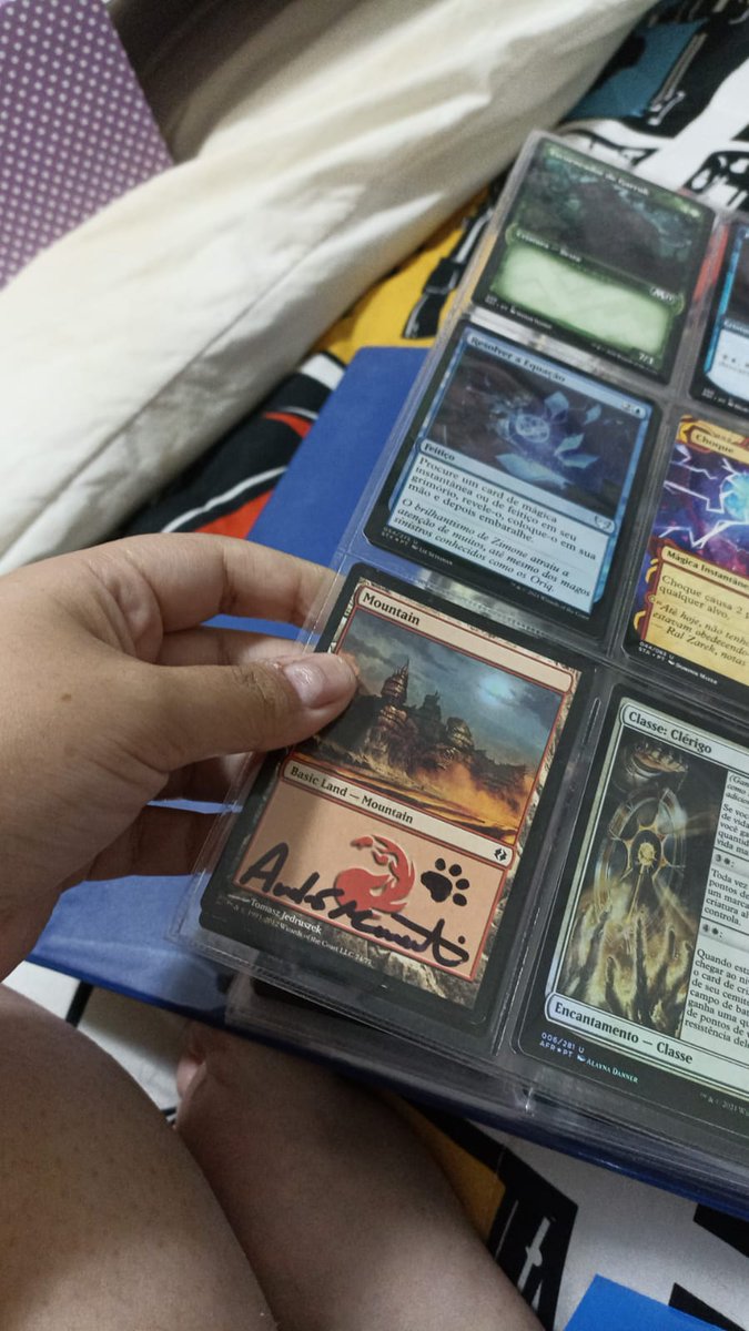 lins__ingrid's tweet photo. @andremanentii É aqui que tão procurando cartinhas assinadas do André? ♥️
Eu tenho até carta assinada pelo chessfe https://t.co/vlicI0WyI0