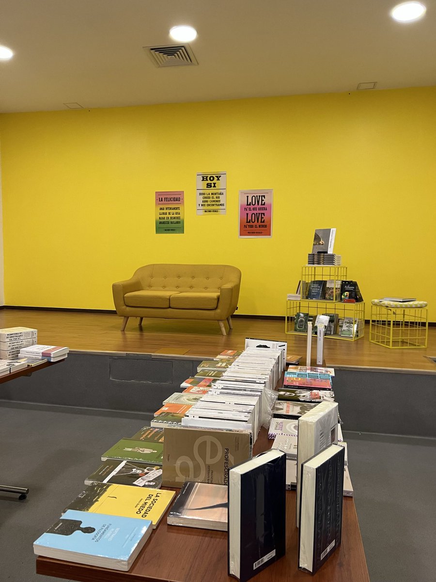 El_Tesoro's tweet photo. 😱 @BukzCo tenía planes de quedarse hasta el 31 de enero en nuestro parque comercial, perooo no han recogido sus cosas. 🤔 Like o RT a este tuit si quieres que este espacio para los amantes de la lectura se quede en nuestro parque comercial. https://t.co/IUwhoJWJp0