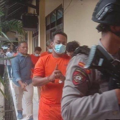 GFE_27's tweet photo. Ambon fanda, sosok panutan yg berjuang menuntut keadilan 135+ saudaranya kini harus mengaum dr dalam jeruji besi setelah dijebloskan oleh saudaranya si paling aremania. Ngeri ngeri, sing kuat mbon ✊️ https://t.co/aRY3QSjo2M