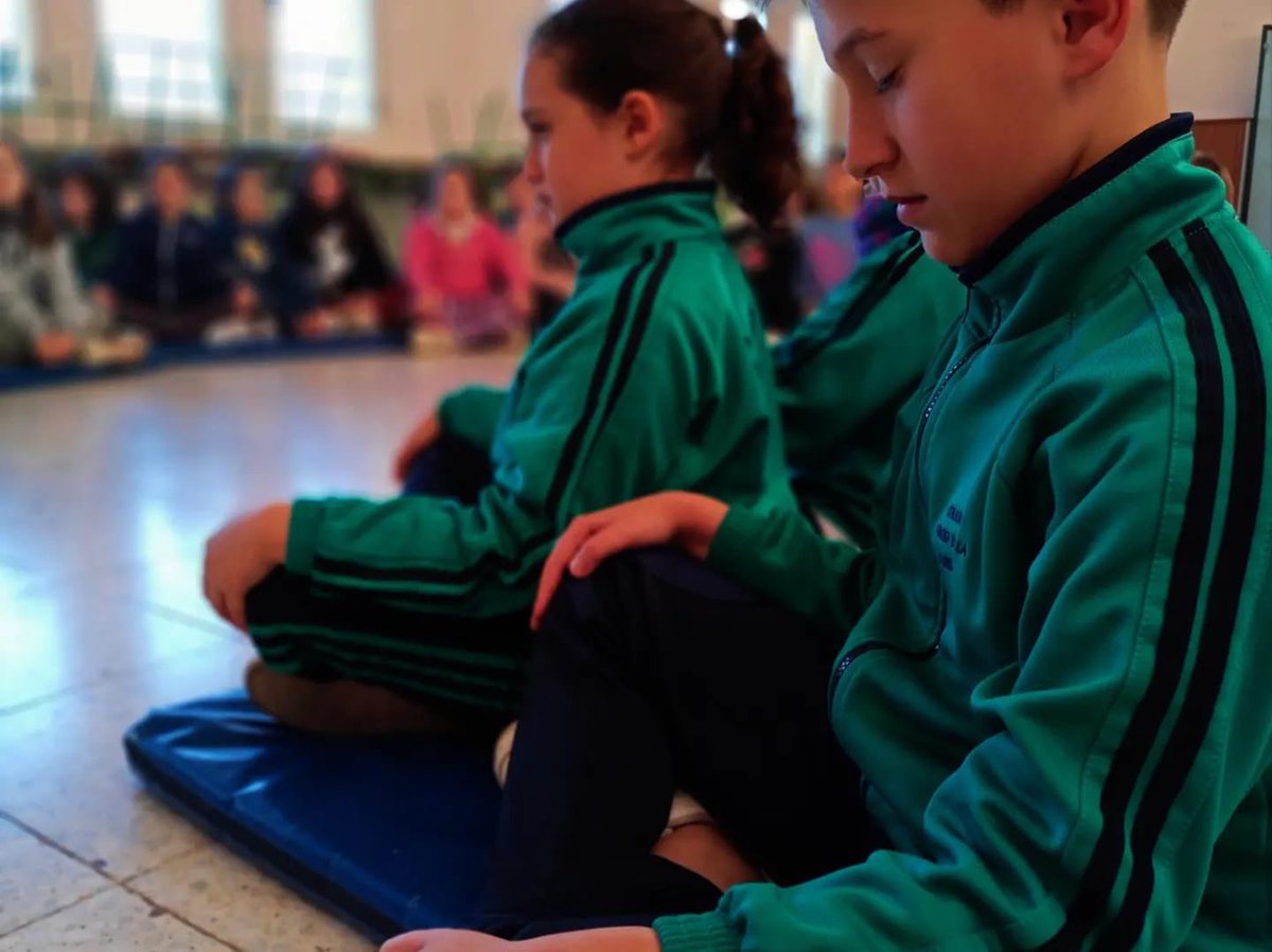 En el 2ºtrimestre del proyecto "A tu salud",profundizaremos en la salud mental. Y coincidiendo con el día de la PAZ, hemos hecho mindfulness de la mano de M. José Navarro de la Escuela de Crecimiento ILUMINA. Ser pacientes, estar en calma, … formas de afrontar el conflicto.