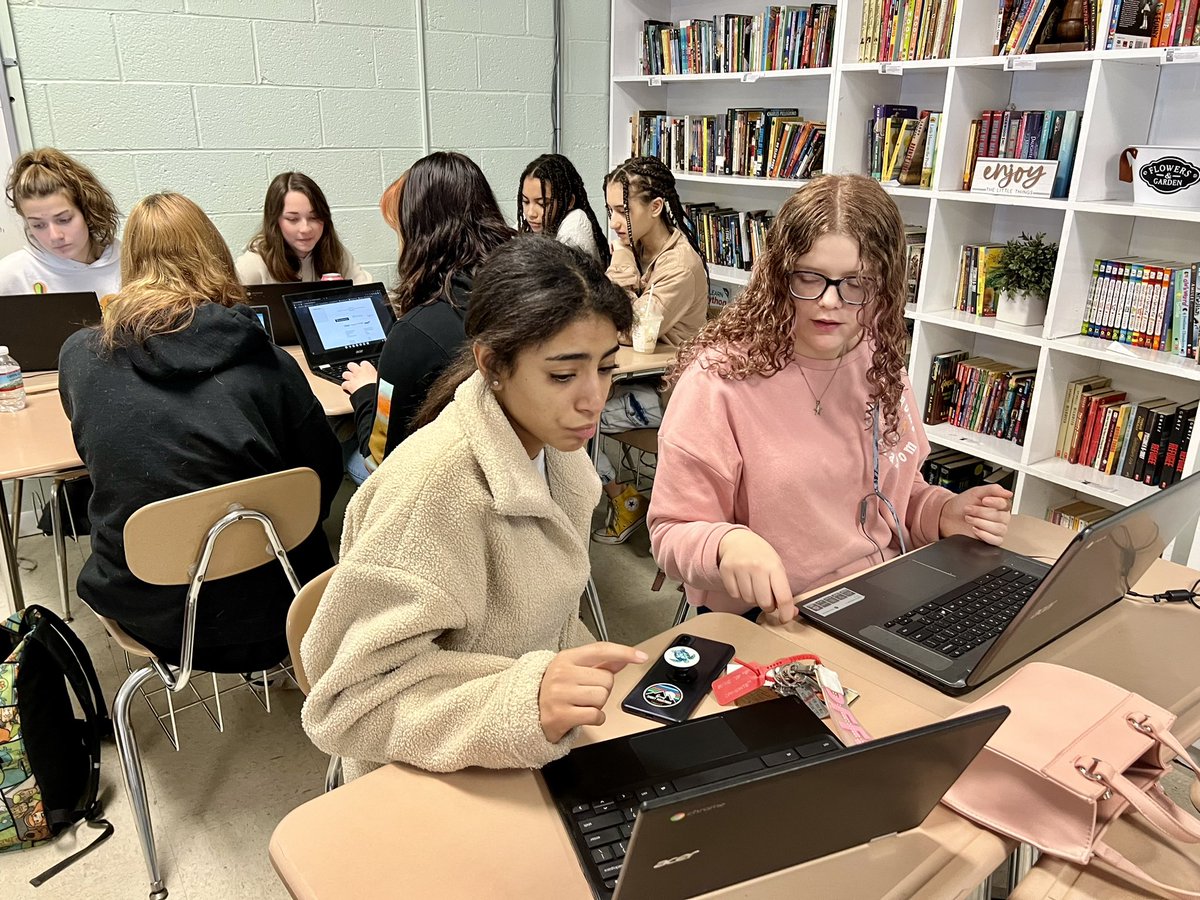 AmyLack1's tweet image. My computer science students learned about creating websites by participating in a paired programming activity. #nextlevel #computerscience #pairedprogramming @codeorg @WoodvilleHS @JCBOEal