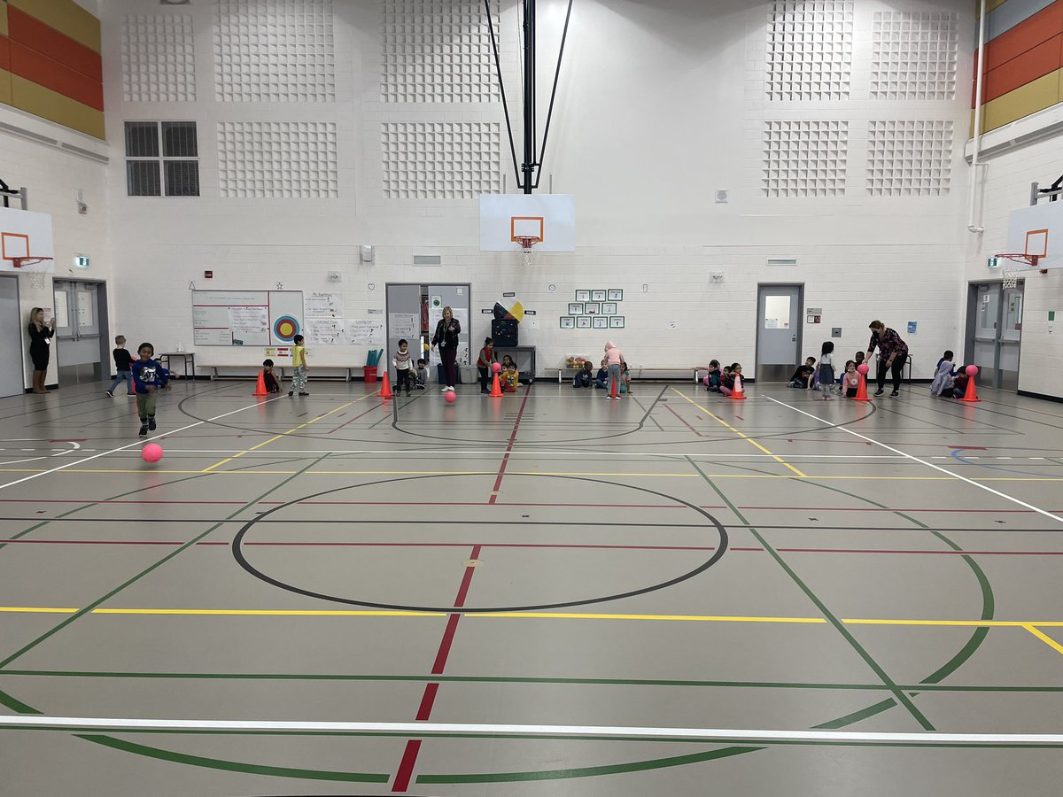 Our @prairieskycbe Kindie Ss working on striking and fielding. 🏏⚾️#physicalliteracy #PEW 🥰💛😎🤩👍🏾