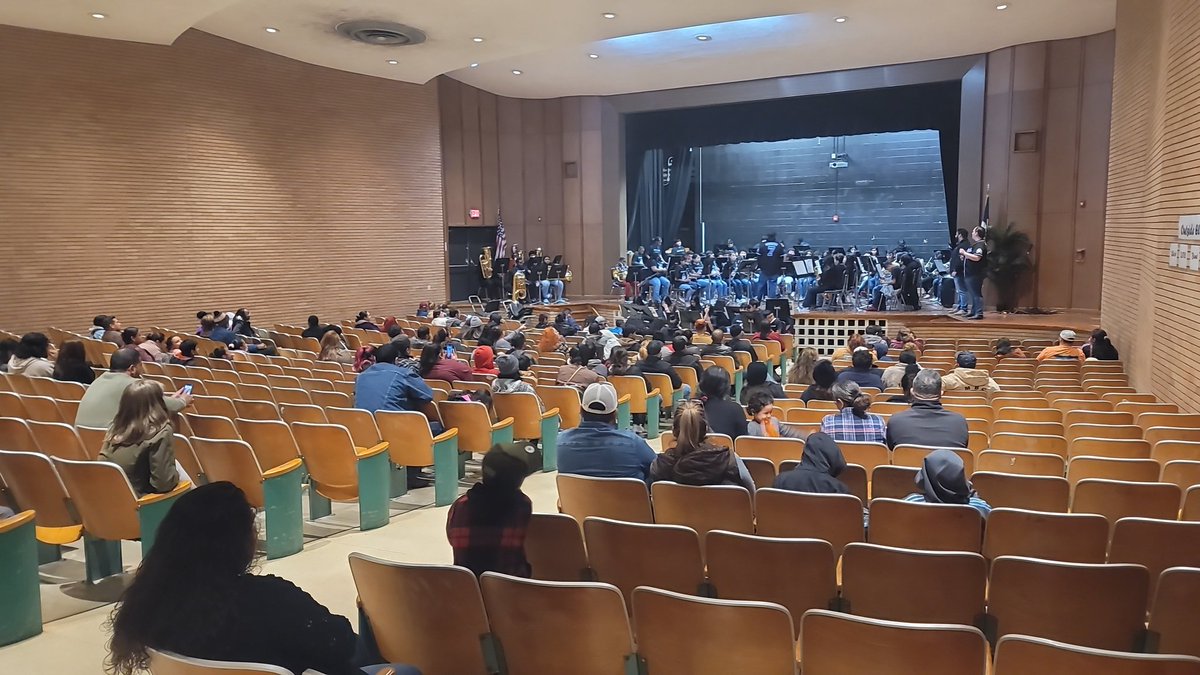 MatthewDCamp's tweet photo. @AldineMS_AISD band performance! So many more parents! 😁 @AldineISD @drgoffney @lmamerson https://t.co/tzMFgk9hTM