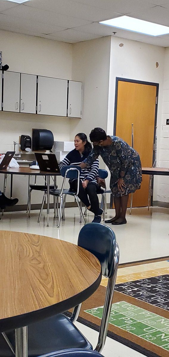 Dr. Schou and Dr. Adams assisting parents at the LPES Tertulia.  Thank you for making this evening "estupenda"
(wonderful).