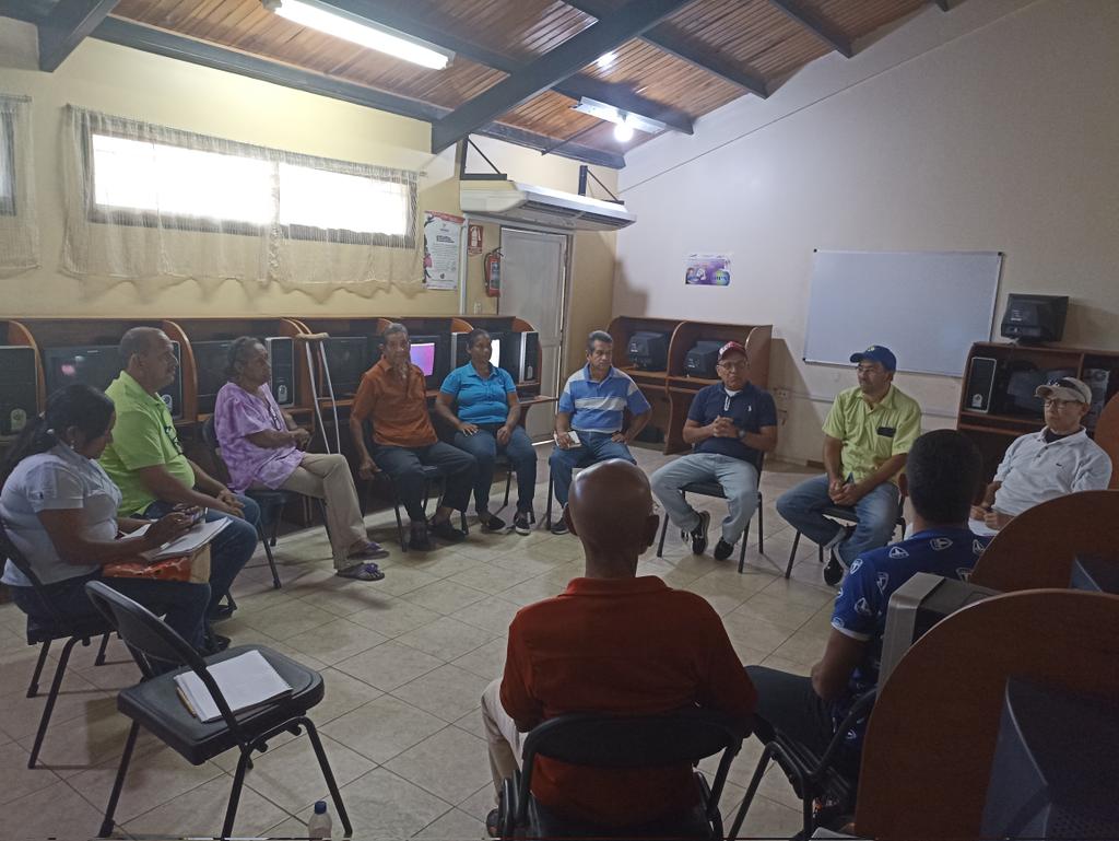 FranciscoLachea's tweet photo. Reunión de la Comisión de Ejido del @CaripitoConcejo en el sector La Manga con el Comité de Tierras Urbanas, Síndico Municipal, Hacienda, Catastro y Ingeniería Civil con respecto a la actualización de documentos para el impulso de la regulación de las tierras desde los CTP. https://t.co/dA17gRqpEj
