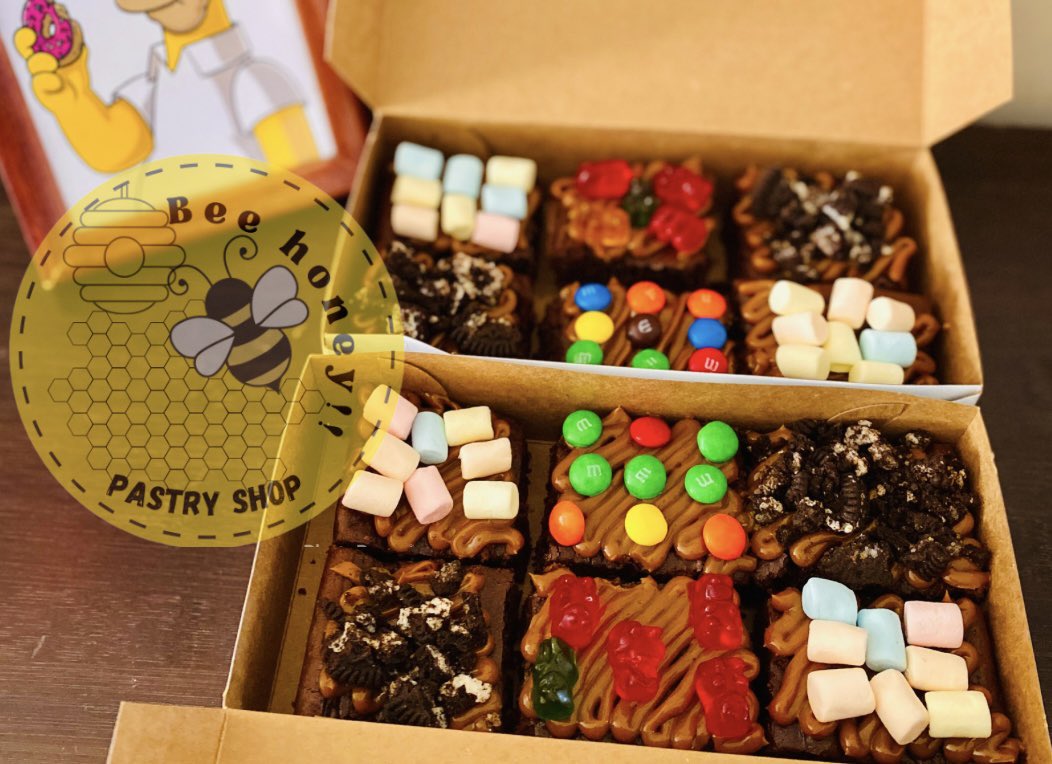 Hello 👋 🤓 
Estoy vendiendo estas cajitas de brownies 6 unidades en ₡5 mil colones 🍫💝🍬
Entrega con costo adicional dependiendo del lugar 😋
Si no saben qué regalar este 14 de febrero 💝🥰
Ayúdenme con un RT 🙏🏻