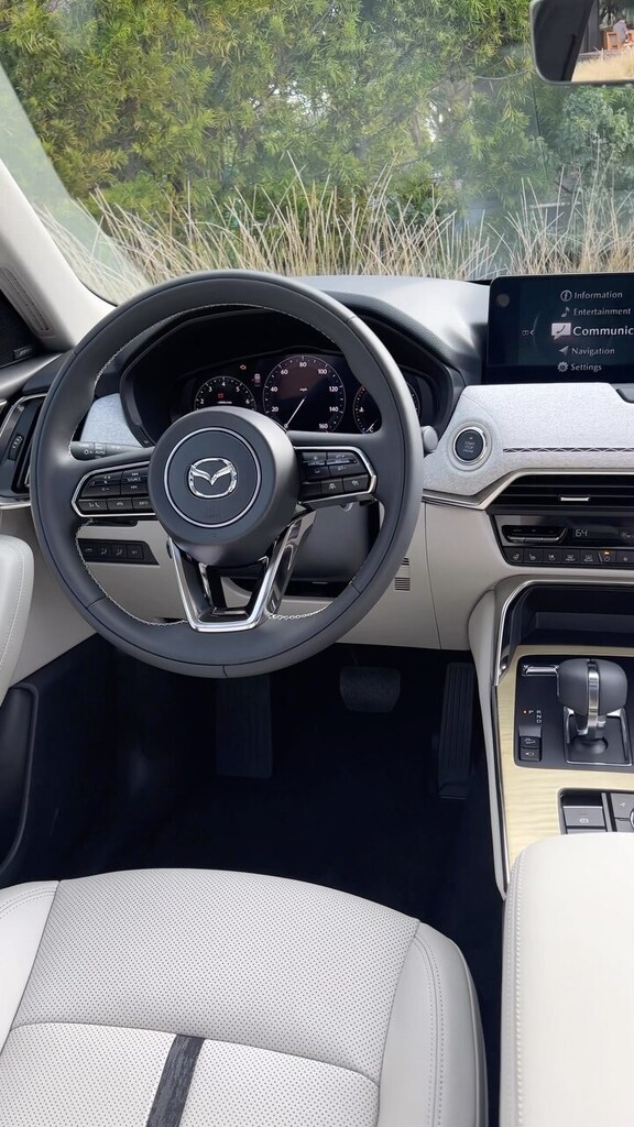 xoconniepeters's tweet photo. I told you the interior was luxe. I love the fabric on the dash regardless of what TikTok says. 🤩🥰
#mazda #mazdacx90 #cx90 #suv #3rowsuv #familycars #luxurysuv #luxurycars #redcars #artisanred #carreveal #carreels #malibu https://t.co/NXo1vJ40ex