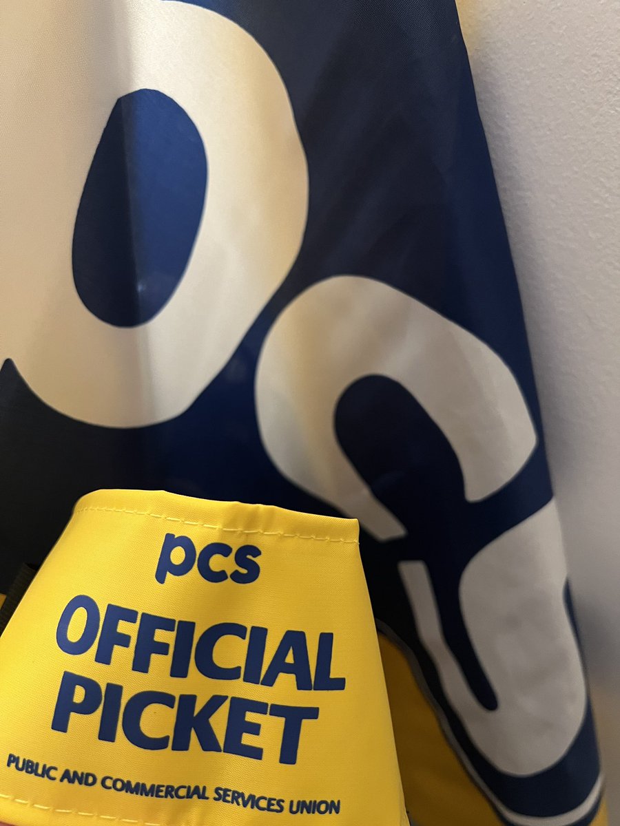 PCS_DIT's tweet photo. We’re ready to picket today! We’ll be outside our HQ in London and several other DIT offices around the country! Civil Servants deserve a pay rise after over a decade of real terms pay cuts #PCSonStrike #BlameTheGovt #RightToStrike https://t.co/EH4VG41J4s