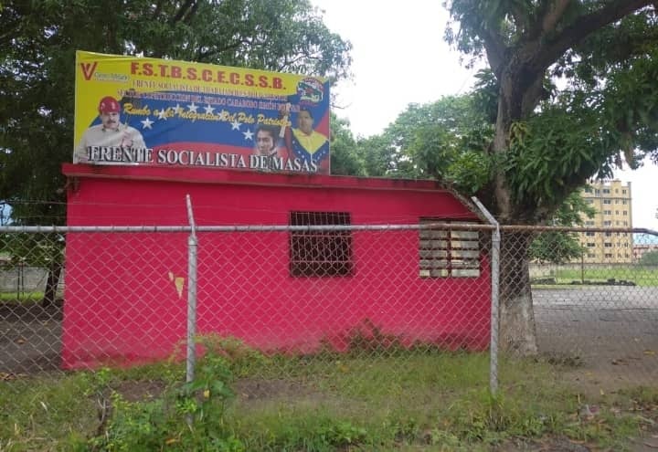 DiarioAborigen's tweet photo. Un supuesto colectivo de la construccion (Sindicato de Construccion) que tomó violentamente un terreno de propiedad privada en Naguanagua, al final de la Av. Bolivar esta siendo investigado por este despojo arbitrario, q sin autoridad o derecho para ello mantienen. Es lamentable https://t.co/CyaY0GGSAl