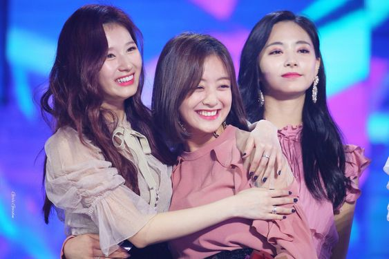 satzuthinker's tweet image. happiest birthday to our lovely jihyo 🌻💛