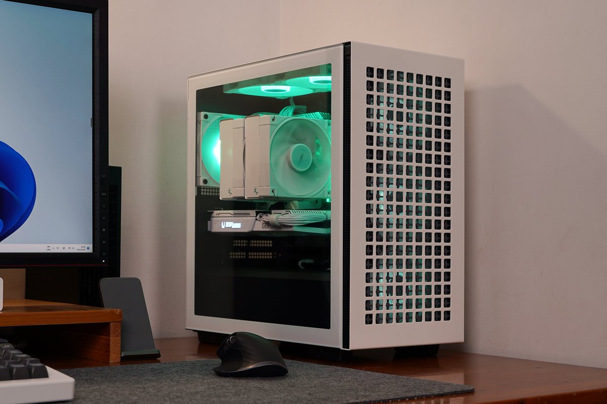 DeepCoolNA's tweet photo. The CH370 /White M-ATX Case. Tiny but mighty, with all the airflow you need.
Now on sale at Newegg!
➡️https://t.co/SFPOdIf2U9
Sale ends 2-13-2023 11:59PM PST
#deepcool #ch370 #airflow #gamingpc #esports #tech #newegg #matxcase https://t.co/gekPCoyFKo