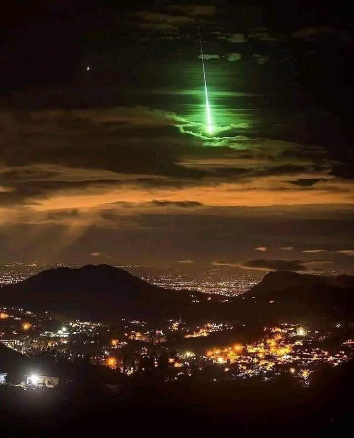 gabixs_03's tweet photo. no importa si pronto voy a cumplir 18 años, pero este mes ha sido el mejor de todos. Se verá el cometa verde después de 500.000 años, tal como lo predijeron en Tinkerbell: la bestia de nunca jamás, eso solo significa una cosa. La bestia volvió a despertar! mi niña interior llora. https://t.co/Yb4xgceHf8