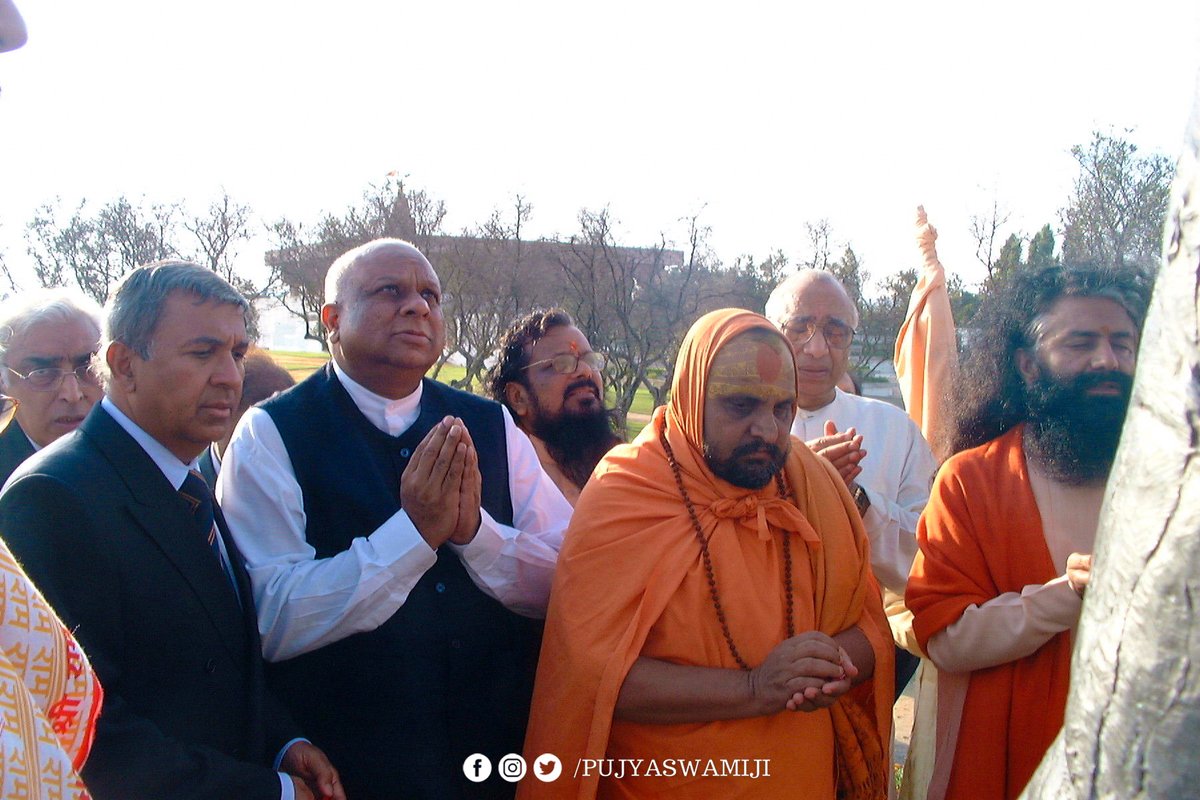 PujyaSwamiji's tweet photo. 2001 में #विश्वधर्मयात्रा के दौरान #पूज्यस्वामीजी #पुर्तगाल 🇵🇹 पधारे। कार्यक्रम की शुरुआत #गांधीजी और उनकी पत्नी #कस्तूरबा गांधीजी की लिस्बन स्थित बेहद खूबसूरत प्रतिमा के दर्शन से हुई।
सत्य,अहिंसा एवं  मानवीय मूल्यों के विचारों के आगे पूरा विश्व नतमस्तक हो गया।

#थ्रोबैक #Tbt https://t.co/KbuiFyqwie