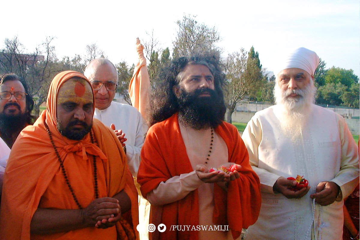 PujyaSwamiji's tweet photo. 2001 में #विश्वधर्मयात्रा के दौरान #पूज्यस्वामीजी #पुर्तगाल 🇵🇹 पधारे। कार्यक्रम की शुरुआत #गांधीजी और उनकी पत्नी #कस्तूरबा गांधीजी की लिस्बन स्थित बेहद खूबसूरत प्रतिमा के दर्शन से हुई।
सत्य,अहिंसा एवं  मानवीय मूल्यों के विचारों के आगे पूरा विश्व नतमस्तक हो गया।

#थ्रोबैक #Tbt https://t.co/KbuiFyqwie